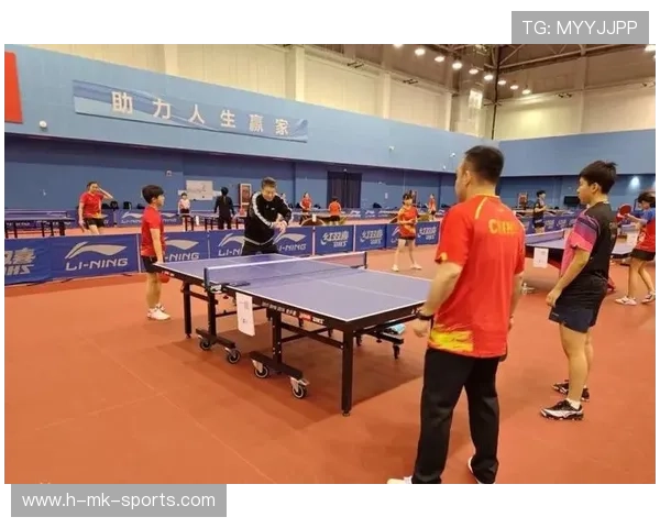 乒乓球俱乐部推动青少年训练营的国际交流与示范赛，青少年乒乓球学校