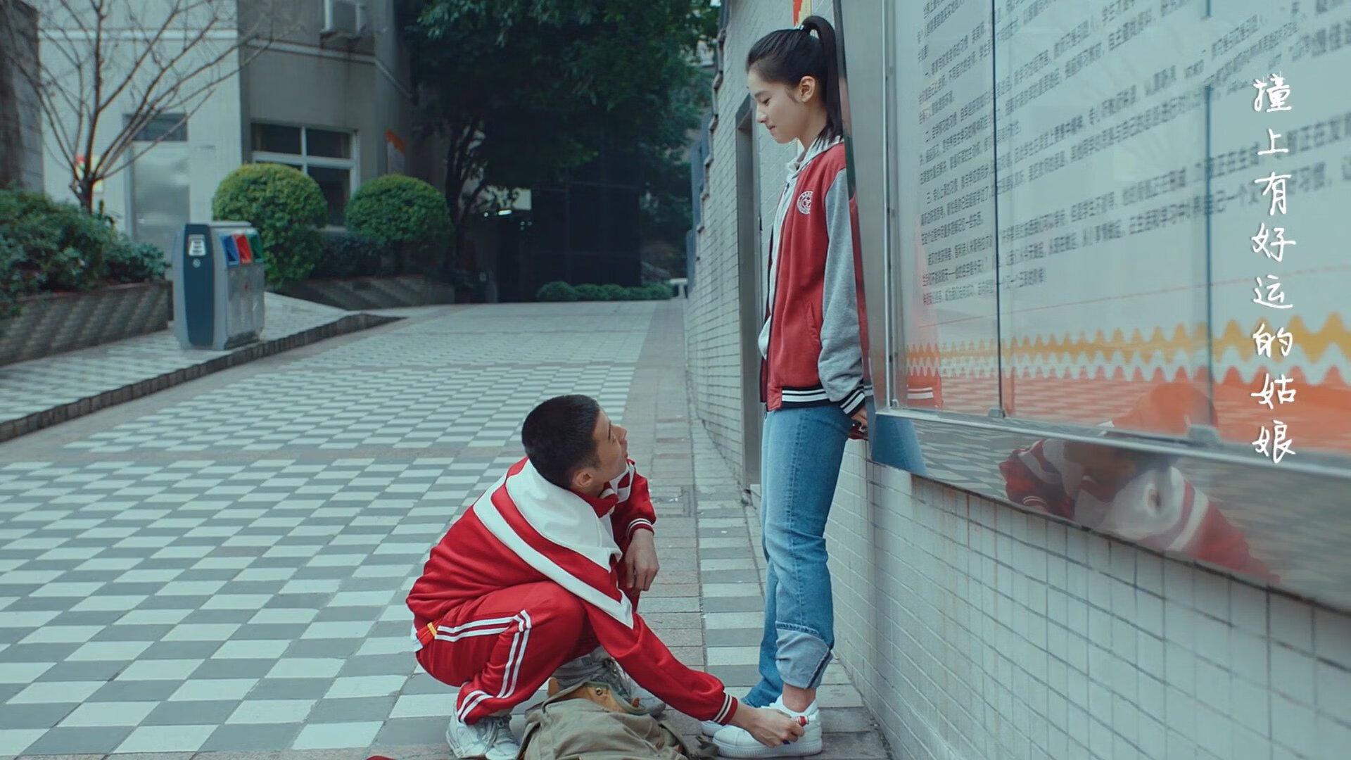 自由泳转身蹬壁动作对比分析，自由泳转身慢动作示范